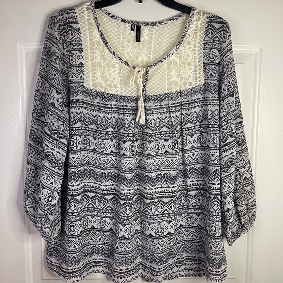 Maurices Tops - Maurice pattern blouse with little lace. In black and white.